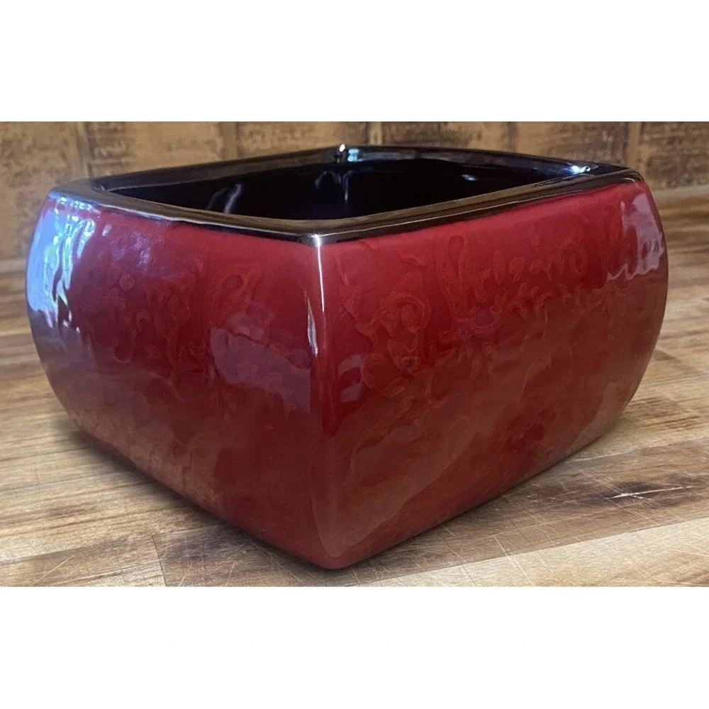 Maroon Silver & Black Potter‎ With Vine Design